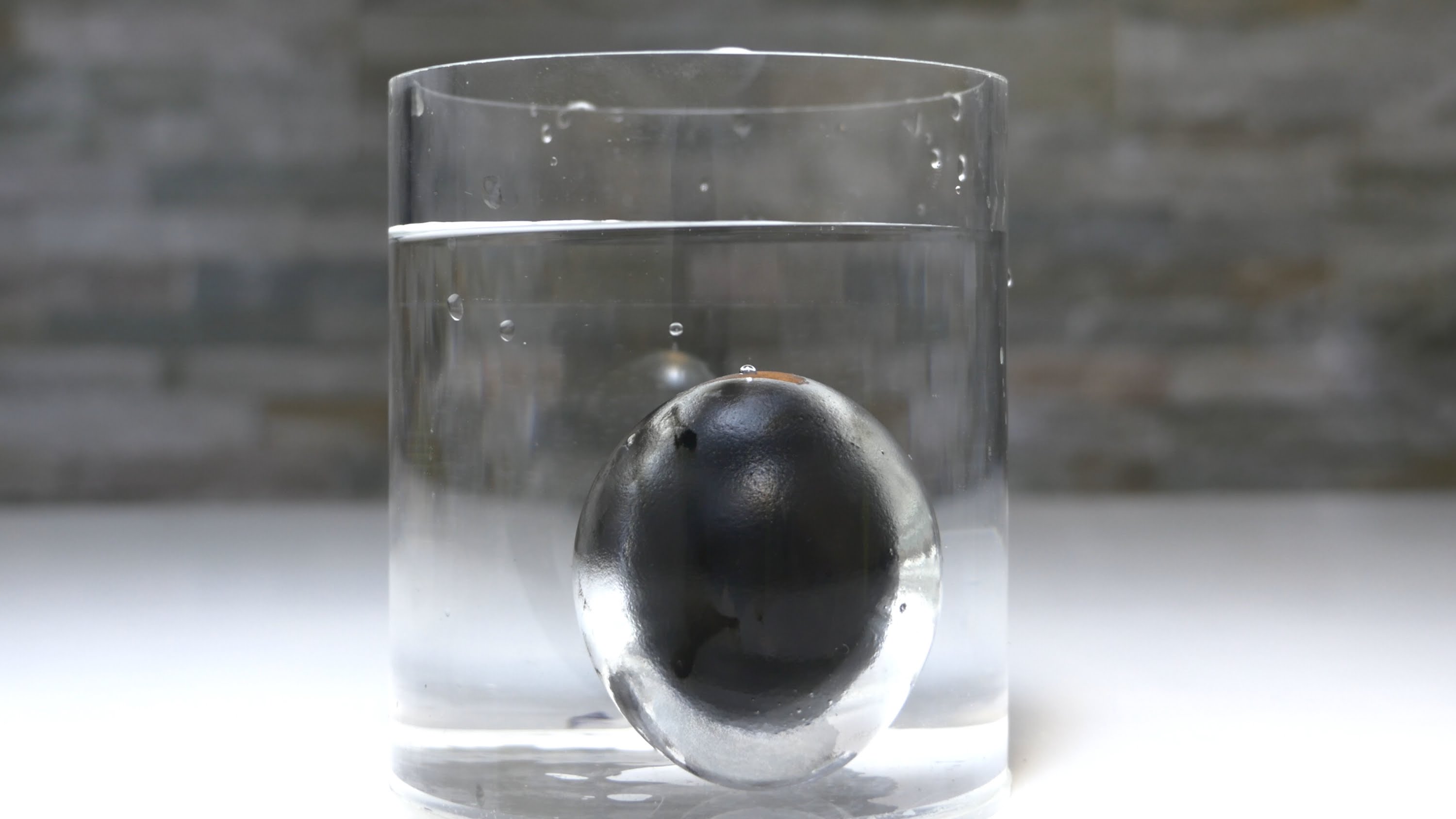 Если опустить металлическую миску в воду то. Эксперимент с серебряным яйцом. Металлический шар в воде. Шарик в стакане с водой. Серебряное яйцо опыт.
